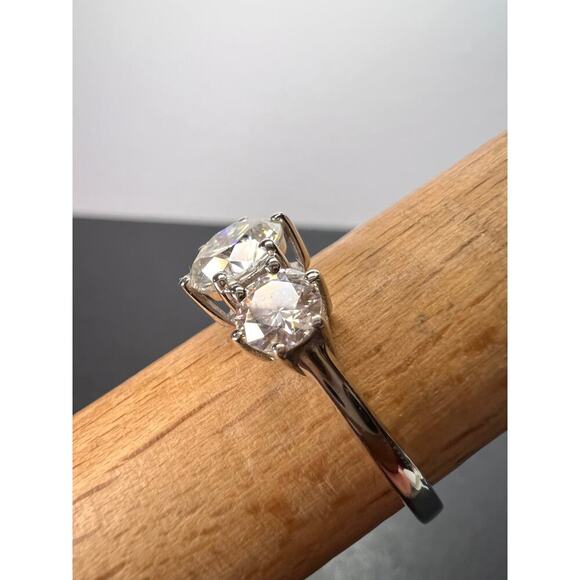 NEW Moissanite trilogy ring in platinum over sterling silver size 9 - Picture 6 of 9